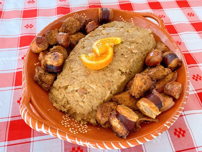 Migas à Alentejana com carne de porco e pão tradicional