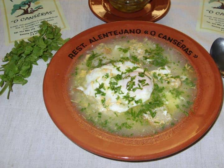 Açorda à Alentejana servida em tigela de barro tradicional