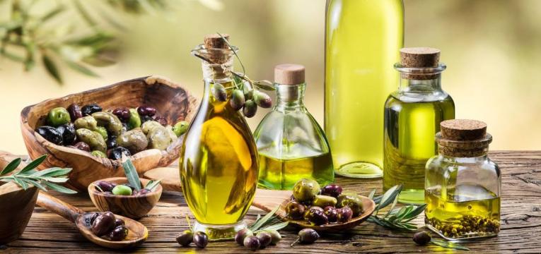 Azeitonas e azeite do Alentejo em recipientes tradicionais